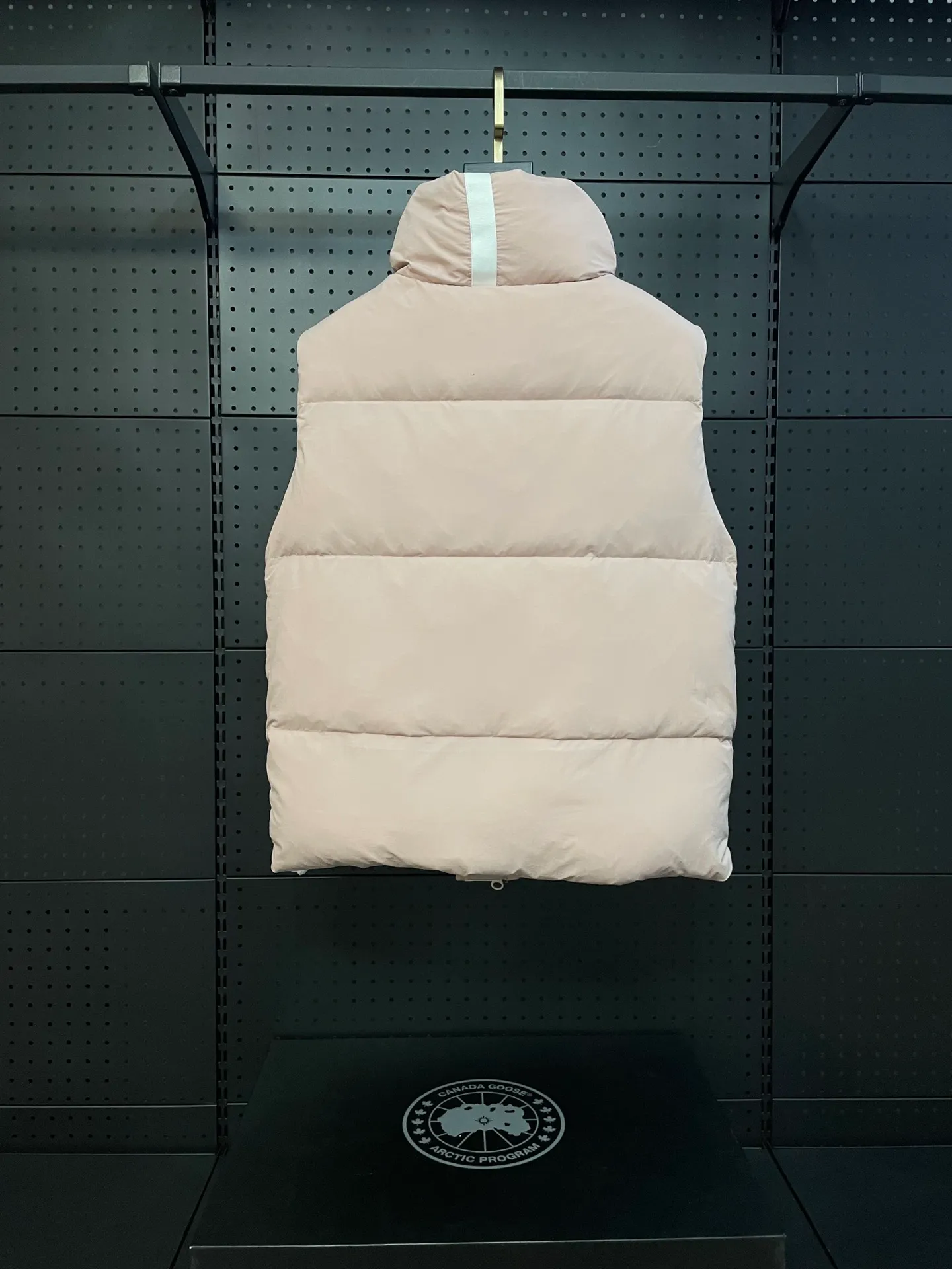 P500 Style number: Y108 soft light powder, top pure quality, white label capsule vest for couples, design concept: new limited edition white label vest, same style for men and women, filled with 625 fill power white goose down, and the fabric has a satin feel. Suitable for wearing in spring and autumn in various cities, this round neck design is classic and versatile, and has good thermal insulation effect! Fabric + Features: Fabric: 85% polyester, 15% cotton, windproof and waterproof Lining: 100% polyester, windproof and waterproof Filling: 80% pure white duck down, 20% pure white feather Fill power: 625 Care instructions: Dry clean Pockets: Straight insert + diagonal insert Pocket Zipper: Genuine ykk two-way entrance zipper tei temperature and feeling index 1: lightweight minus 5 degrees to 5 degrees. Technology: The fabric is made of cordura polyamide fabric, which is a new functional fabric and a leading technology product. The durability is 2 times higher than ordinary nylon fabric. Wear resistance, strong tear resistance, good hand feel and good color.   The liner is filled with imported 625 fill power 80 white duck down, and the liner is reinforced with anti-runaway velvet liner. The fly on the front center fly is designed with snap buttons to prevent ventilation and rain. Whether it is hiking, urban walking or polar exploration, this style can help you find the Canada Goose vest that suits your body, activities and lifestyle. Size: XS-XL